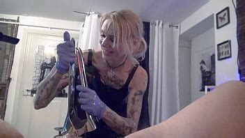 Enfermera guapa 10 3 Espéculo de caballo enorme Dominación femenina Fisting anal con los pies