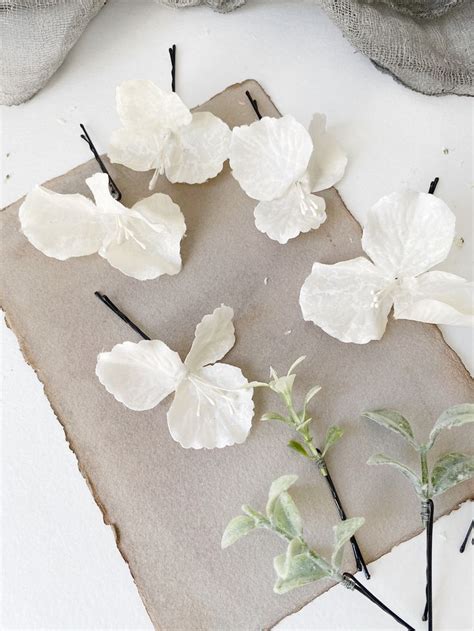 Невидимки с белыми и молочными цветами | Bridesmaid hair pieces ...