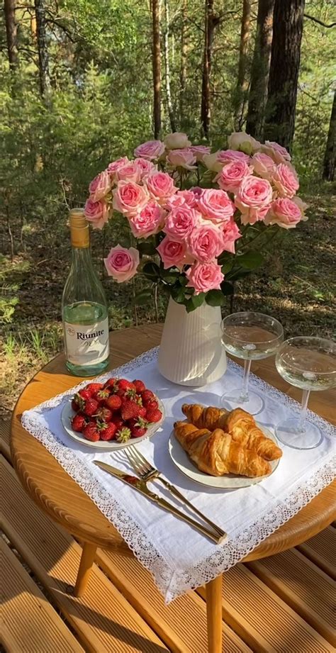 Pin by the bossy babes on aesthetics | Brunch table, Picnic pictures ...