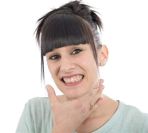 Retrato De Una Joven Sonriente Sobre Un Fondo Blanco Foto Premium