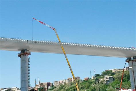 Ponte Genova Autogru Trancia Linea Alta Tensione Fiammata E Boato