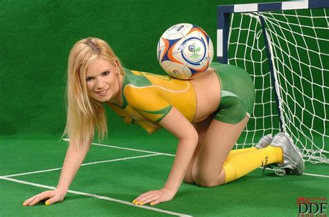 Yasmine Gold Hot Blonde Yasmine Gold Painting Babes And Pornstars