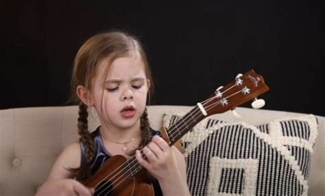 Du M Ste Se Det H R Det R Bara Fantastiskt En Sex Rig Tjej Sjunger En L T Fr N En Elvis