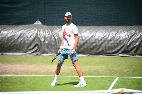 Novak Djokovic Avant D Entamer Le Tournoi De Wimbledon Une