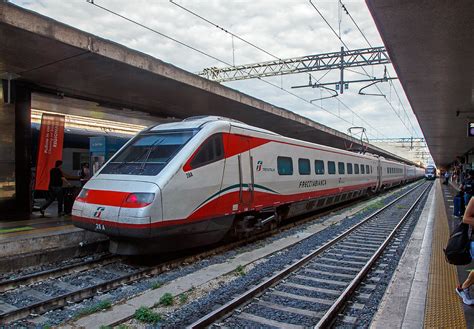 Der Trenitalia Frecciabianca Etr Pendolino Steht Am