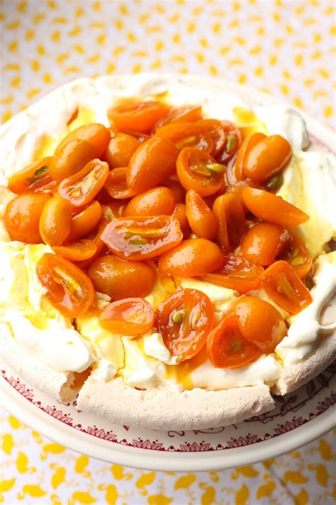 Un peu gay dans les coings Pavlova à la cardamome et aux kumquats
