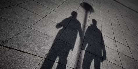 FOTO Un cuplu de gay pedofili a fost condamnat la închisoare pe viață pentru că au violat