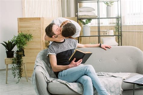 Joven Gay Ocultando Los Ojos De Su Novio Sorpresa Al Salir Atractivo Hombre Gay Besa A Su