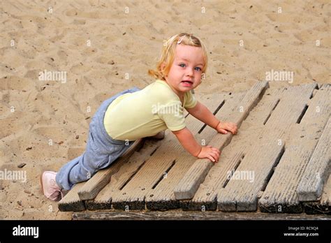 kleines Kind, Mädchen, 2 Jahre alt, auf dem Spielplatz | little child ...