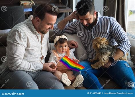 Pareja Gay Con Su Hija Peque A Y Perro Sentado En El Sof Viendo La Televisi N La Peque A Mira