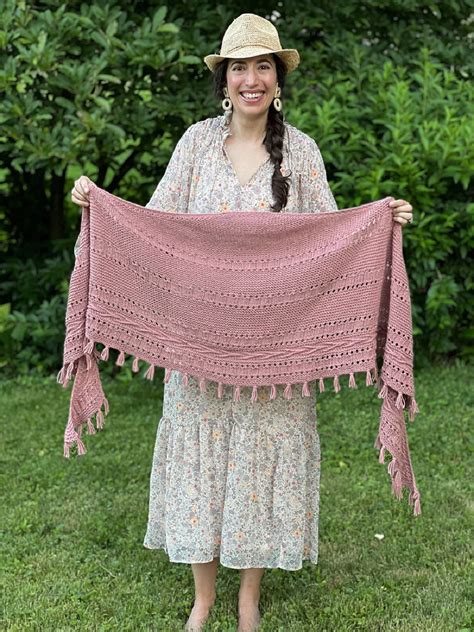 Вязаная спицами серповидная шаль Wishbone