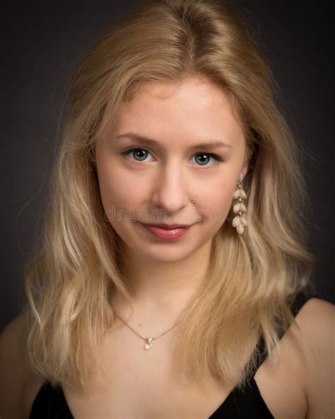 Jeune Femme De Sourire Blonde Dans L Obscurit Image Stock Image Du Mod Le Blonde