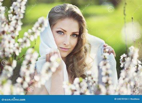Verticale De Jeune Femme Blonde Romantique Photo Stock Image Du Heureux Assez