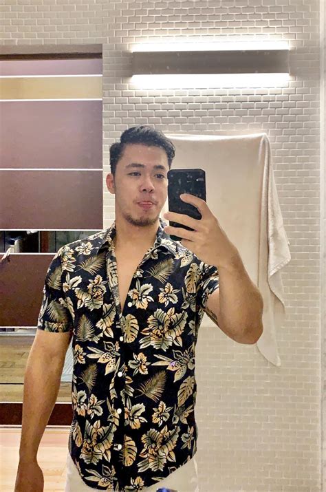 On Twitter Anyone Know Hes Top Or Btm Hes Freaking Damn Hot Https T Co Feq J Qa