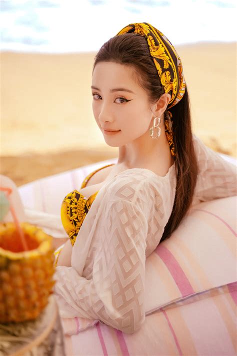 Gái già lắm chiêu Jun Vũ diện bikini quay cảnh nóng trên bãi biển nhìn thôi đã thấy đỏ mặt