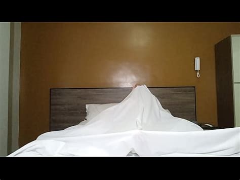 LA DIOSA MILF SE MASTURBA MIENTRAS SU AMIGO PENE DURO LA MIRA XVIDEOS