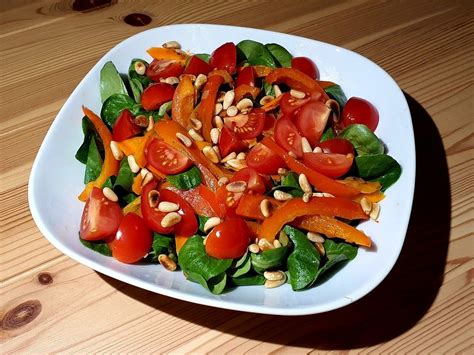 Gemischter Salat Mit Pinienkernen Und Honig Senf Dressing Von