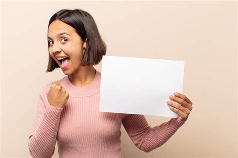 Mujer latina joven que se siente feliz positiva y exitosa motivada cuando enfrenta un desafío