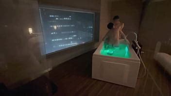 個人撮影家にいた可愛いサンタさんの色白美乳を赤ちゃんのように吸いまくる 夜景の見えるホテルのお風呂でイチャイチャ立ちバックで激しく突く生ハメSEX XVIDEOS