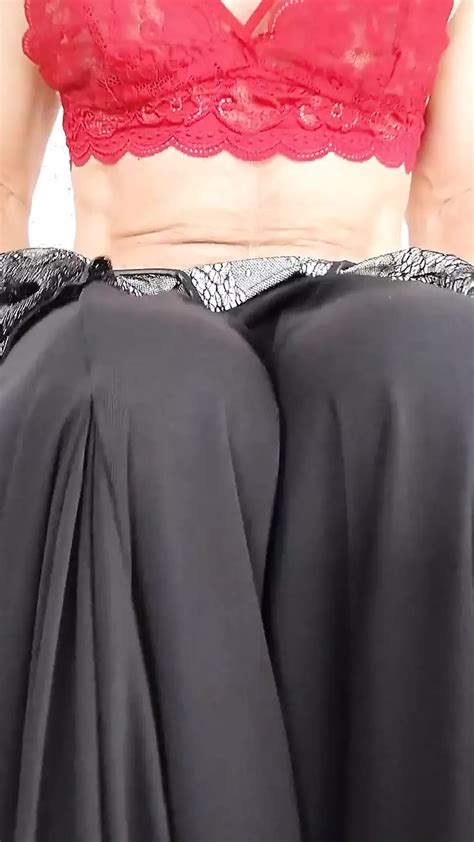 Un Cd Se D Shabille Avec De La Lingerie Rouge Et Noire Xhamster