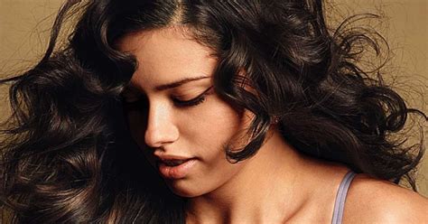 Gatas Piri Piri Adriana Lima Em Ensaio Sensual De Lingerie Para A Covergirl