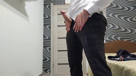 穿着西装的俄罗斯年轻人抽搐并射精 Pornhub Gay