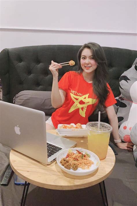 Cổ vũ đội tuyển Việt Nam cô giáo hot girl nổi khắp cõi mạng Báo Kiến Thức