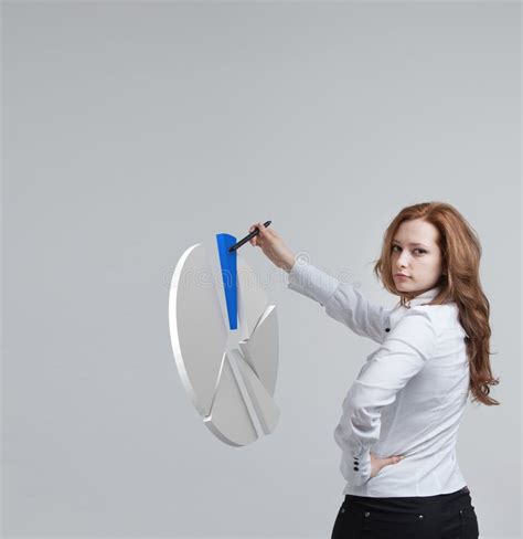 A Mulher Mostra Uma Carta De Torta Diagrama Do C Rculo Conceito Da Anal Tica Do Neg Cio Foto De