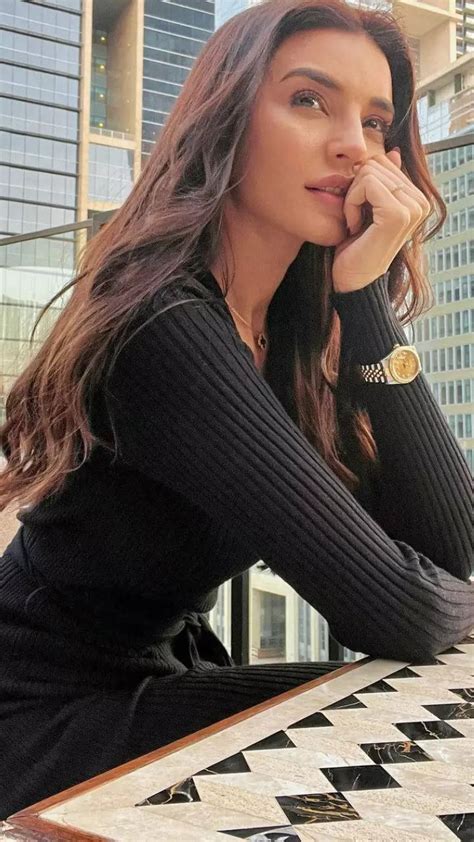 3 Hot Sexy Sadia Khan Bikini Pics