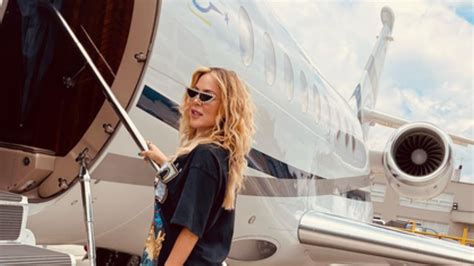 Natalia París presumió su durazno con diminuto bikini