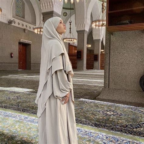 Pin By Jouvader On Inspiratie Islamic Modest Fashion Muslim Beauty Muslimah Aesthetic