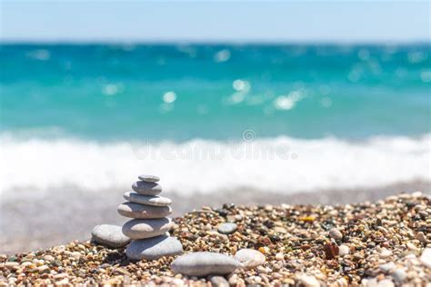 Pir Mide De Pedras Obo De Seixos Torre De Pedra Na Praia Contra O Mar