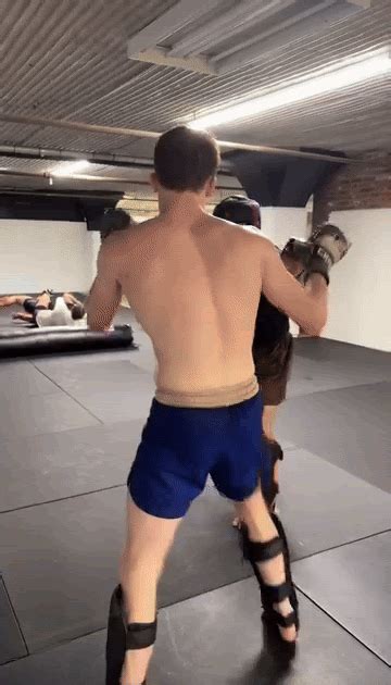 Ballbusting Gay no Brasil e afins Chutaço tesudo nas BOLAS DO SACO