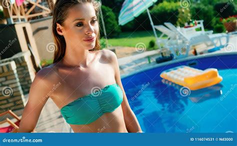 Elegante Sexy Vrouw In De Witte Bikini Op Het Zon Gelooide Slanke En Goed Gevormde Lichaam Stock