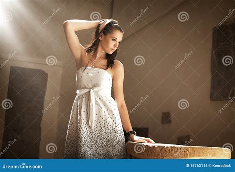 Adatti Il Tipo Ritratto Di Giovane Brunette Di Bellezza Immagine Stock Immagine Di Femmina