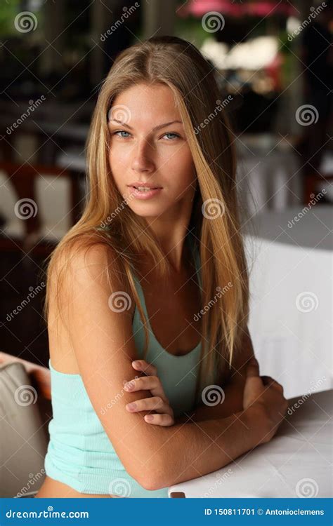 Belle Jeune Fille Blonde Adulte Des Vacances à La Station De Vacances Image stock Image du