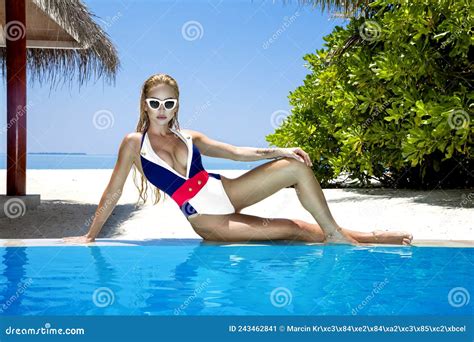 Sexy Frau In Bikini Am Tropischen Sandstrand Der Malediven Junges Glamour Modell In Badeanzug