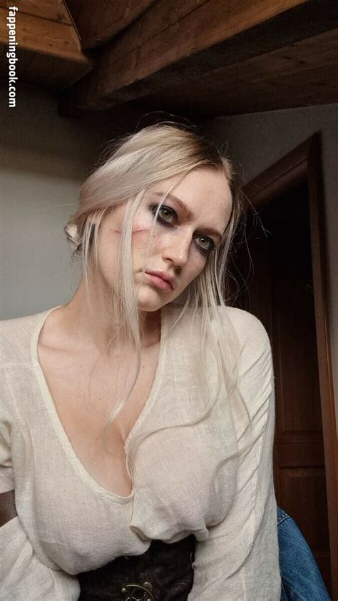 Luizaconlaz Daphnelu Nude OnlyFans Leaks The Fappening Photo
