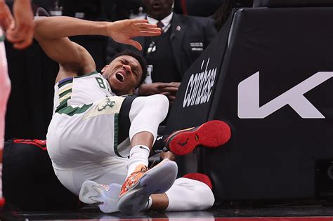 Giannis Antetokounmpo forced to exit court vs Bulls after sustaining