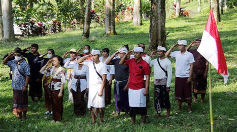 Mahasiswa Pakai Baju Adat Bali Kibarkan Bendera Merah Putih Di Tengah Hutan