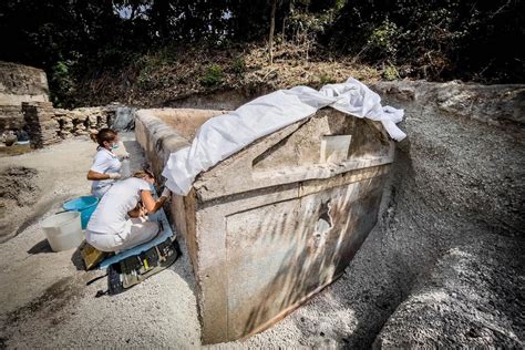 Hallan Una Tumba Con Un Cuerpo Momificado En Pompeya El Misterio De