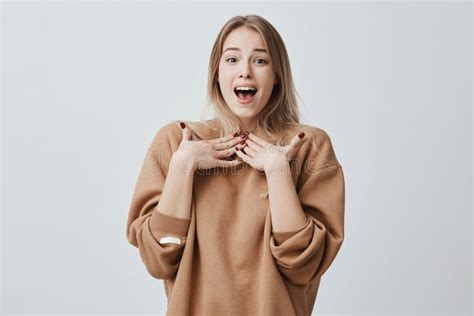 Traurige Blonde Junge Frau Hat Mürrische Ausdruckschellfische Ihre Lippen Nach Streit Mit