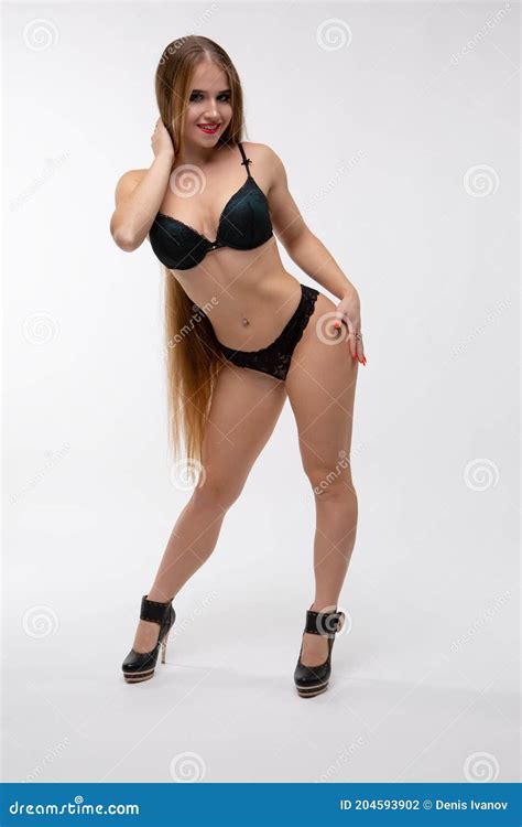 Loira De Beleza Que Se Posiciona Em Lingerie Negra Sexy Foto De Stock Imagem De Preto