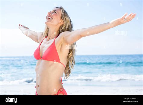 Blondine Im Bikini Fotos Und Bildmaterial In Hoher Aufl Sung Seite Alamy