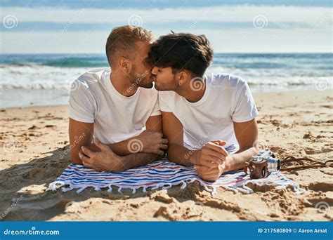 Casal Gay Se Beijando Deitado Na Areia Da Praia Imagem De Stock Imagem De Nave Divertimento