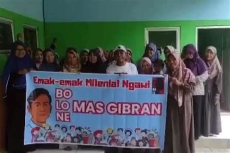 Emak Emak Bawa Banner Gambar Gibran Saat Kumpul Di TK Ini Kata