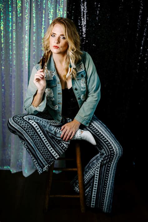 ELLES BAILEY Heralds the Release of Her Upcoming EP With a Brand-New