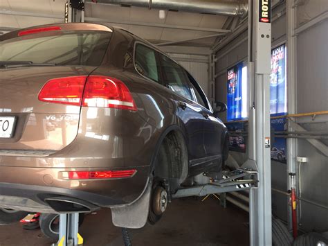 Замена тормозных дисков + колодки — Volkswagen Touareg (2G), 3 л, 2012 ...