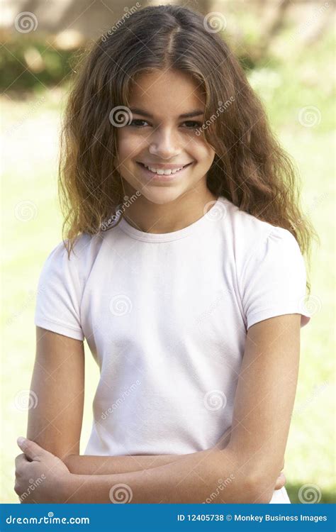 Verticale De Jeune Fille En Stationnement Photo Stock Image Du Espace