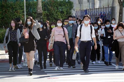 前5月實質總薪資近7年首衰退 製造業加班工時轉正 新聞 Rti 中央廣播電臺